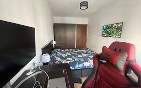 Cozy Apartment With Free Parking
